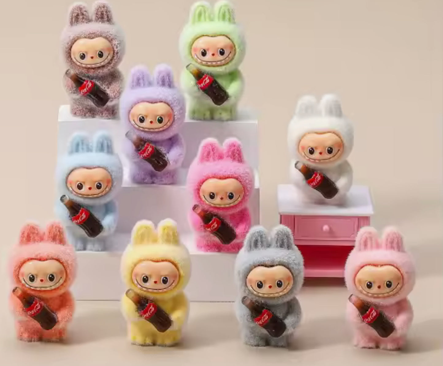 10 Stück Zufällige Mini Flocking Figuren – 4 cm Labubu Monster Coca Cola