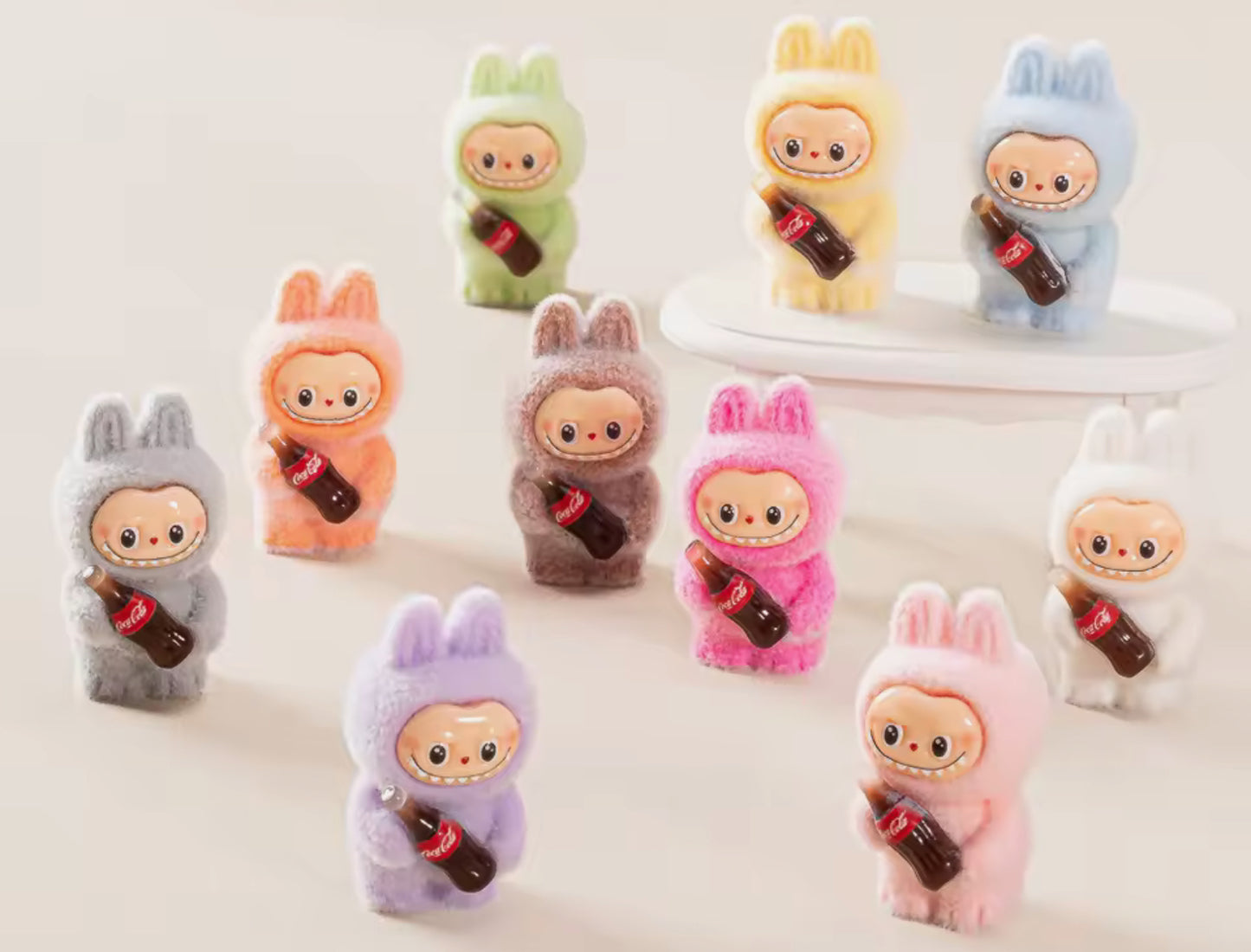 10 Stück Zufällige Mini Flocking Figuren – 4 cm Labubu Monster Coca Cola