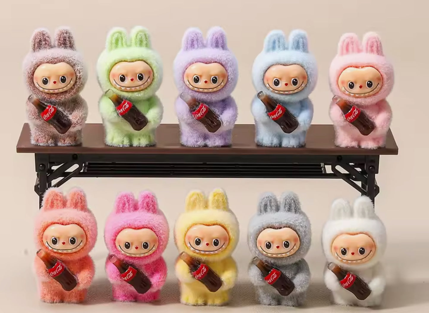 10 Stück Zufällige Mini Flocking Figuren – 4 cm Labubu Monster Coca Cola