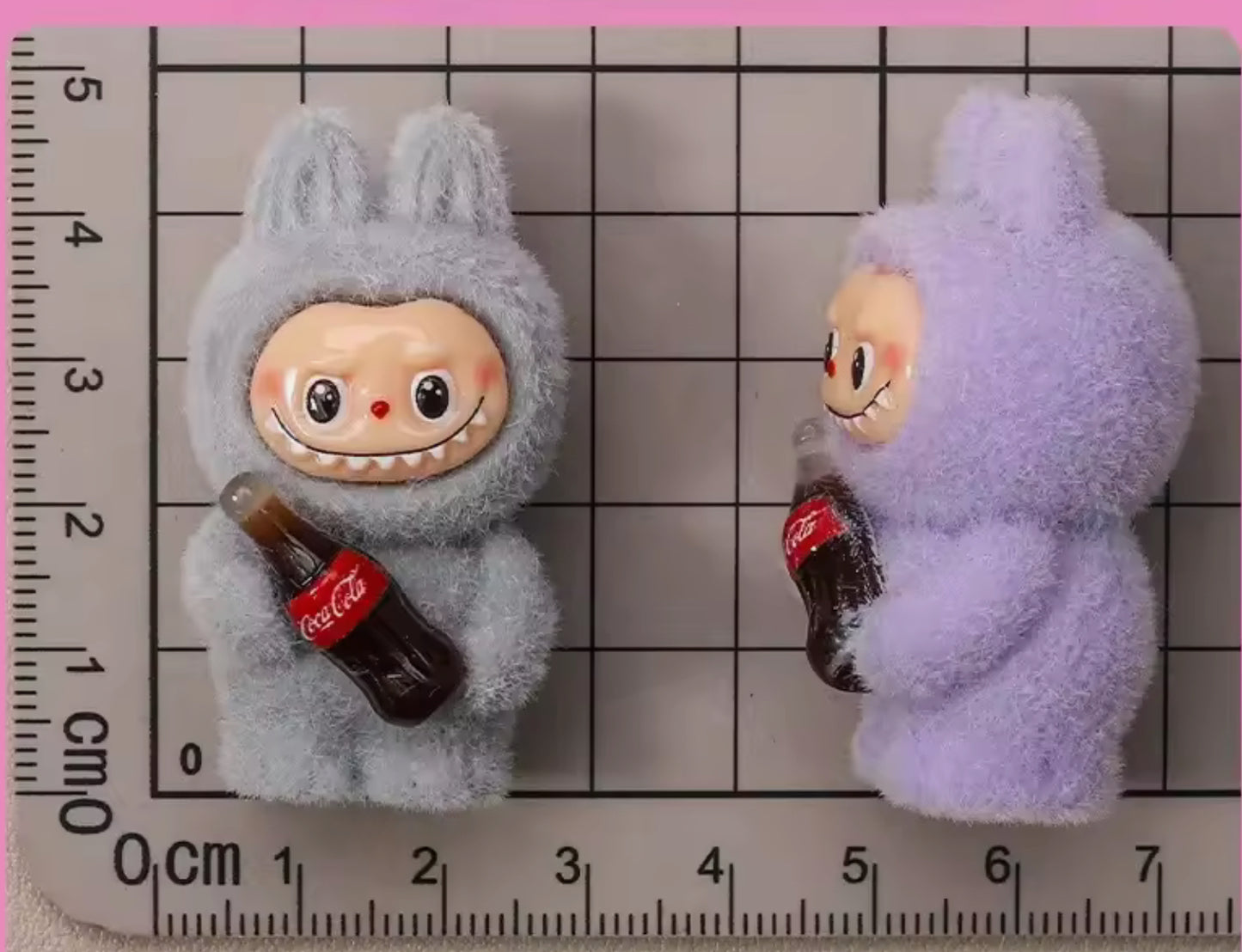 10 Stück Zufällige Mini Flocking Figuren – 4 cm Labubu Monster Coca Cola