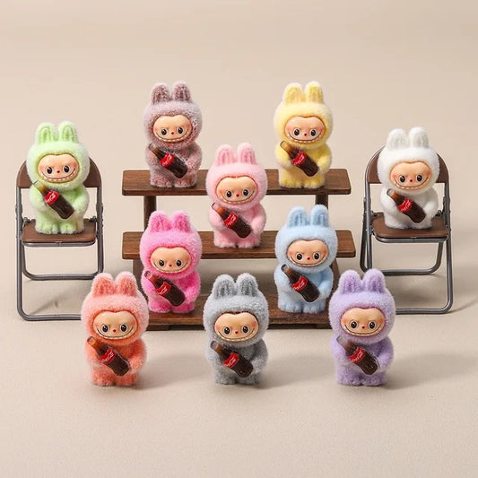 10 Stück Zufällige Mini Flocking Figuren – 4 cm Labubu Monster Coca Cola